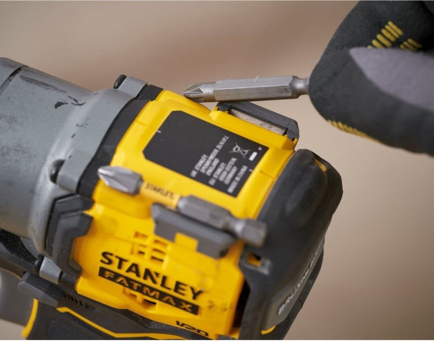 Doťahovák rázový Stanley FatMax SFMCF830B-XJ (bez baterie) Detail bitu a rázového uťahovača Stanley FatMax SFMCF830B-XJ