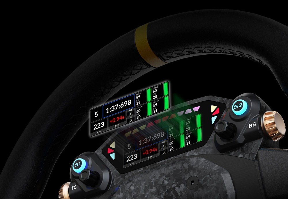 Volant Moza Racing CS Pro hliník Detailný záber na špičkový závodný volant s digitálnymi displejmi zobrazujúcimi rýchlosť, čas na bicykel a zaradený rýchlostný stupeň. Tlačidlá a otočné ovládače mu dodávajú elegantný, futuristický vzhľad.