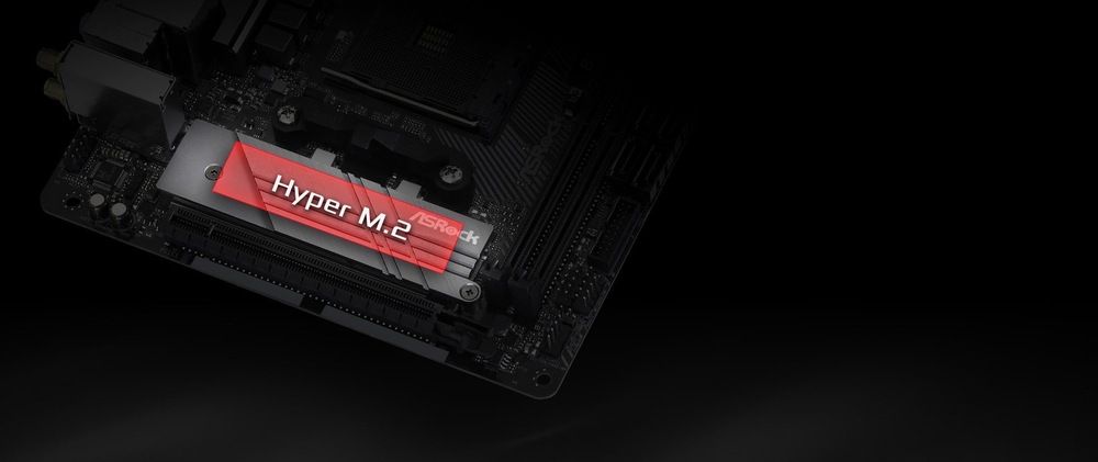 Je zobrazená časť základnej dosky počítača s namontovaným SSD diskom Hyper M.2 s červeným štítkom na čiernom pozadí, ktorý dodáva počítaču elegantný a moderný technologický vzhľad.