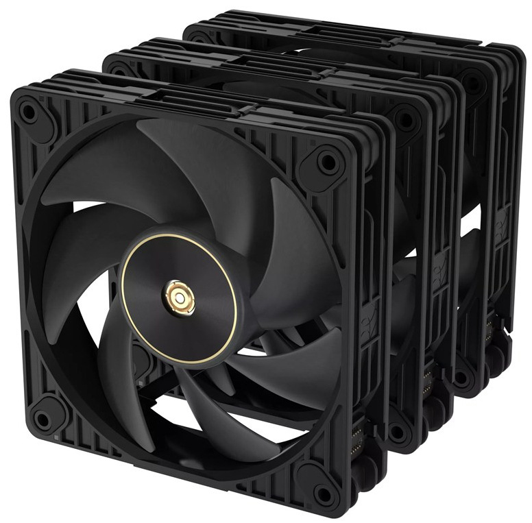 Na obrázku je sada Ventilátor Asus ProArt PF120 (3in1) v čiernom prevedení – tri rovnaké 120mm ventilátory naukladané za sebou. Každý má čierny štvorcový rám so štyrmi montážnymi otvormi a vo vnútri širokej čiernej lopatky. Uprostred je kruhový stred s tenkým zlatistým krúžkom a kovovým stredom. Na boku je vidieť modulárnu časť s konektormi, ktorá umožňuje ventilátory jednoducho prepojiť do reťaze bez množstva káblov.