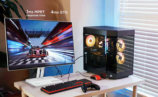 Zapnutá závodná hra na monitore Lenovo L27-4C 27" s herným počítačom na stole