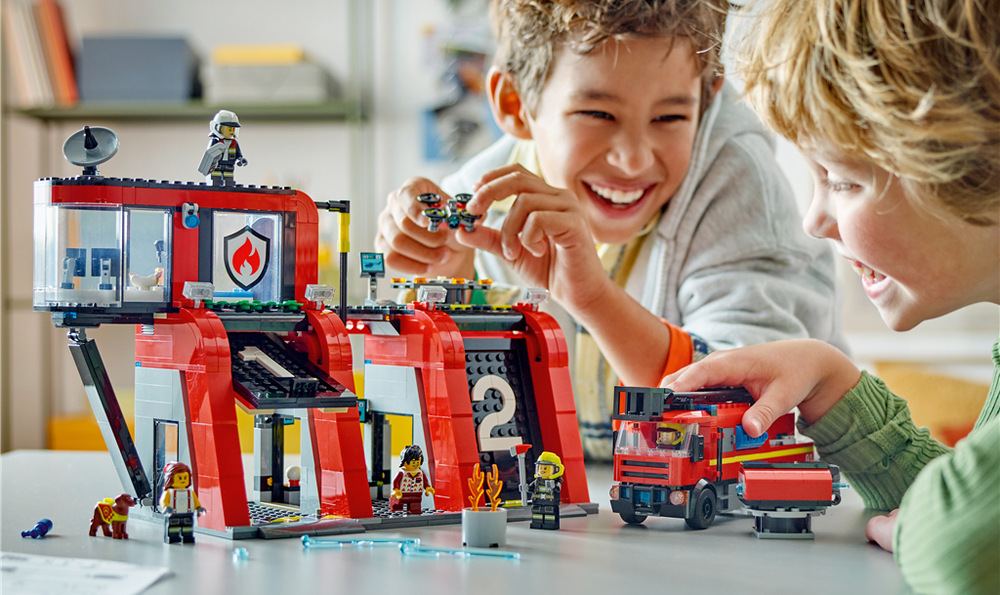 Stavebnica LEGO® City 60414 Hasičská stanice s hasičským vozem Stavebnica z 843 dielikov LEGO umožní školákom rozšíriť svoje mesto a uľahčí im stavanie aplikácií LEGO Builder.