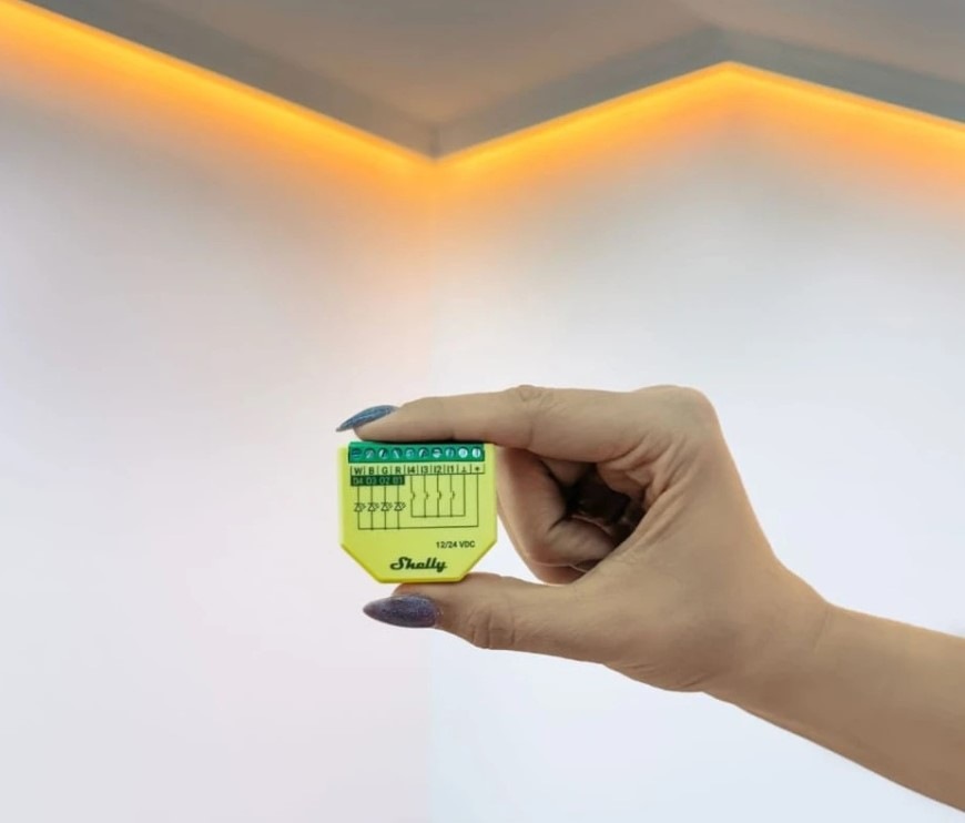 Modul Shelly Plus RGBW, stmievač pre LED pásky, WiFi žltý Modul Shelly Plus RGBW, stmievač pre LED pásky, WiFi - žltý