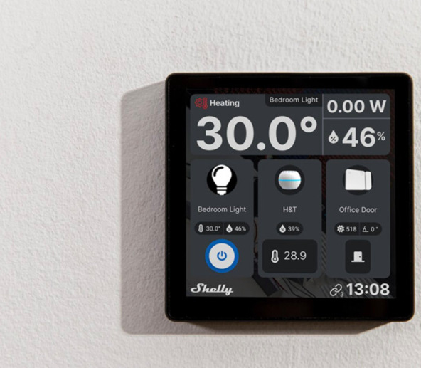Ovládač Shelly Wall Display WiFi, Bluetooth + Bluetooth H&T čierny Detail nástenného ovládača Shelly Wall Display s aktívnou obrazovkou zobrazujúcou teplotu a ovládané zariadenia