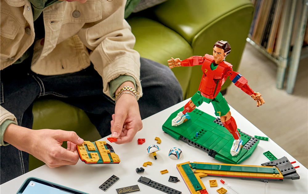 Stavebnica LEGO® Editions 43016 Cristiano Ronaldo – Fotbalová legenda Model dopĺňa pozadie s nápisom CR7, dres s číslom 7, podpis, futbalová lopta a detailná tvár hráča