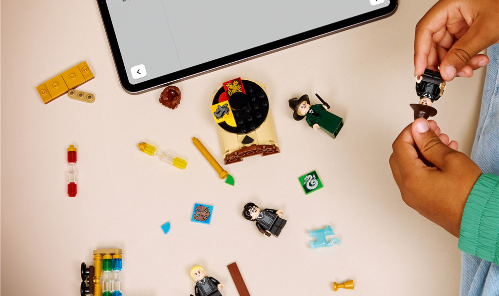 Stavebnica LEGO® Harry Potter™ 76460 Bradavický hrad: Ceremoniál s Moudrým kloboukem Zo 124 kociek si deti od siedmich rokov postavia kúzelnícku scénu s pomocou aplikácie LEGO Builder.