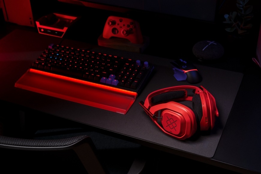 Headset Logitech G Astro A50 X Lightspeed Wireless + Base Station červený Headset Logitech G A50 X LIGHTSPEED na hernom stole vedľa konzoly a klávesnice