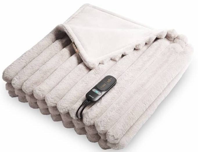 Vyhrievacia deka Duux Yentl Cuddle v šedej farbe, extra veľká 200x200 cm s hebkým dlhým chlpom pripomínajúcim kožušinu, s odpojiteľným ovládačom a rovnomerným vyhrievaním po celej ploche, zložená do úhľadného štvorca.