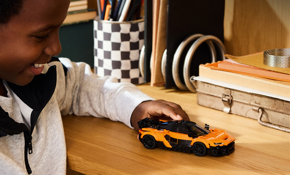 Stavebnica LEGO® Speed Champions 77257 McLaren W1 Model z 287 dielikov meria 15 cm a môžete ho využiť pri hraní alebo vystaviť spoločne s ďalšími závodnými vozidlami.