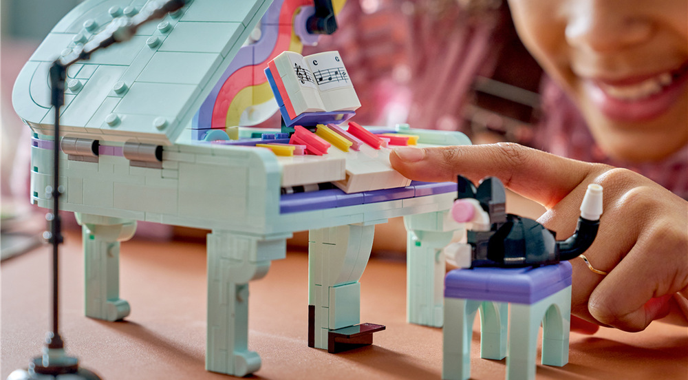 Stavebnica LEGO® Creator 3 v 1 31392 Hudobná dekorácia: Klavír s mačkou Z 485 dielikov môžu deti postaviť klavír, rádio alebo gramofón a modely opakovane striedať.