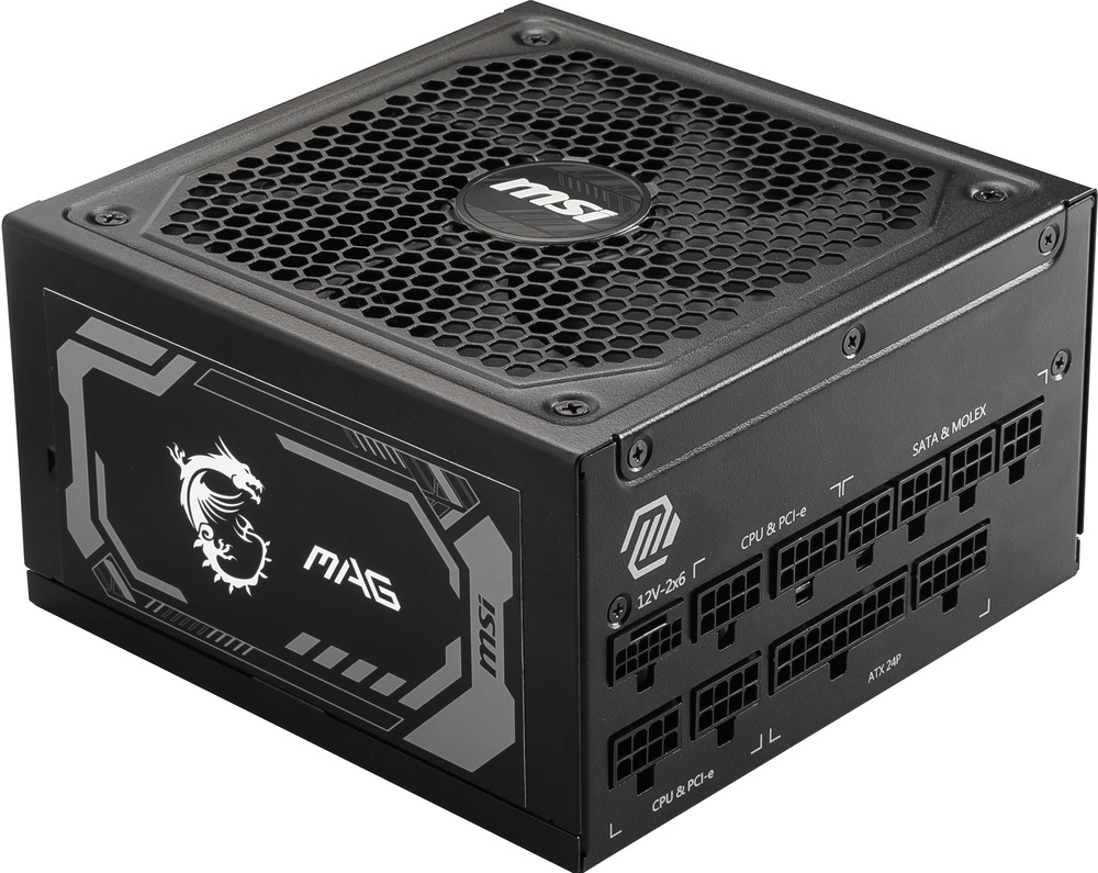 Zdroj MSI MAG A1250GL PCIE5 Na snímke je vyfotený zdroj s rozmermi 150 × 150 × 86 mm. Leží na spodnej strane a môžeme vidieť ventilátor skrytý za mriežkou a zadnú stenu s portami pre pripojenie napájania a ďalšie pin porty.