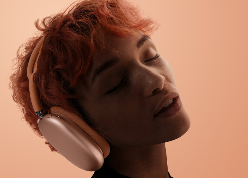 Slúchadlá Apple AirPods Max 2 - modré Žena s nasadenými slúchadlami.