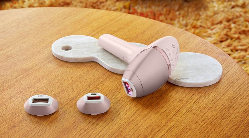Epilátor Philips Lumea IPL Series 9900 SkinAI BRI953/02 ružový Epilátor Philips BRI953/02 Lumea IPL 9900 SkinAI je položený aj s nástavcami na konferenčnom stole.