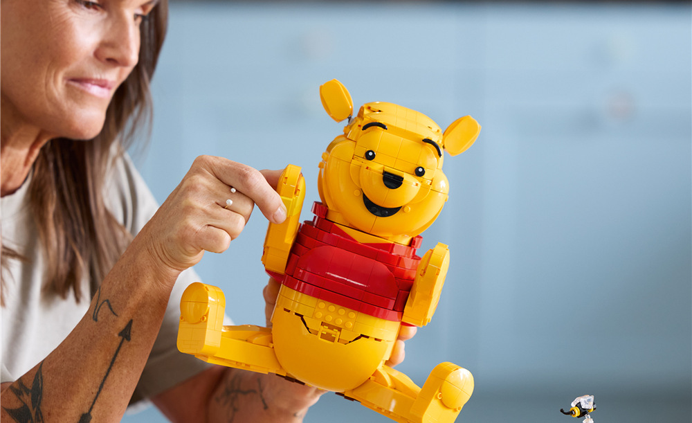 Stavebnica LEGO® │ Disney 43300 Macko Pu Zberateľská stavebnica vzdáva hold Mackovi Pú a pripomína jeho príbehy plné priateľstva a láskavosti.