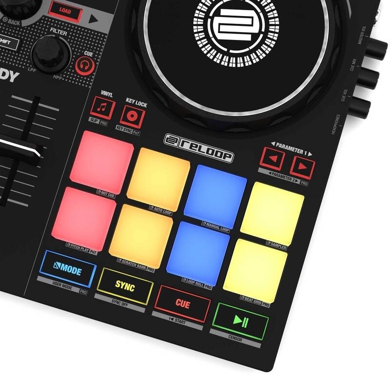 Mixážny pult Reloop Ready čierny Detail pravej časti DJ kontroléra Reloop Ready s jog diskom, RGB padmi, tlačidlami Sync, Cue, Play a bočnými audio výstupmi