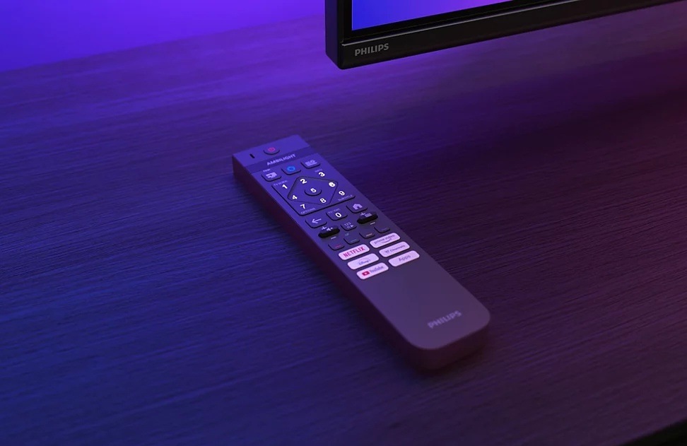 Televízor Philips 55OLED761 Detail diaľkového ovládača položeného pred spodným okrajom televízora