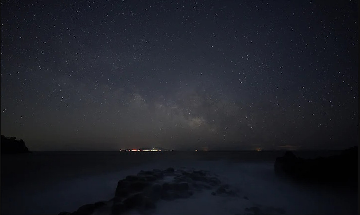 Objektív Sony FE 14mm F1.8 GM čierny Hvězdářská fotografie zachycující Mléčnou dráhu nad mořem