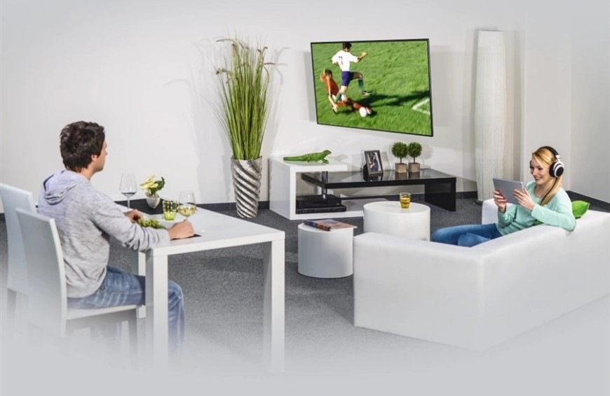 Držiak na TV Hama 220824, nástenný, polohovateľný, pre uhlopriečky 32" až 65", max. nosnosť 25 kg čierny Nástenný držiak TV Hama 220824 inštalovaný na stene