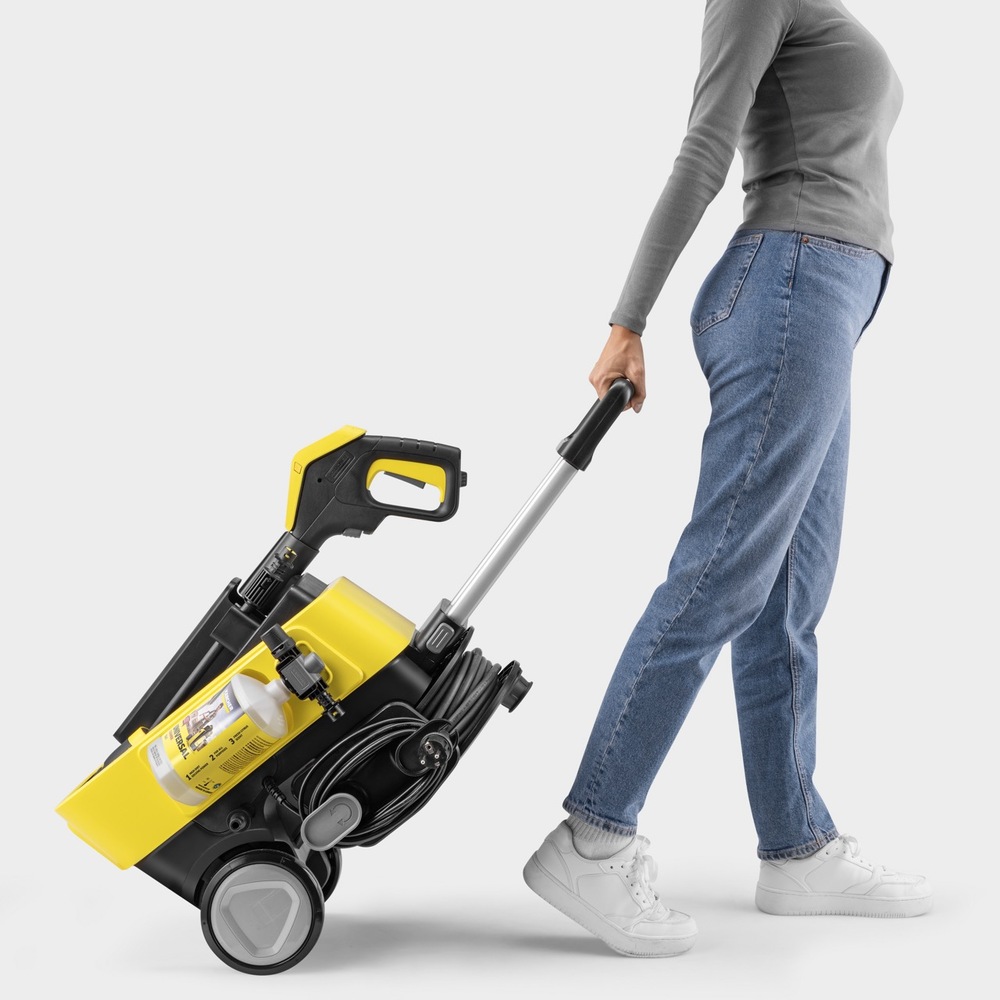 Vysokotlakový čistič Kärcher K 5 Comfort Premium Connect Manipulácia s vysokotlakovým čističom Kärcher K 5 Comfort Premium Connect na kolieskach