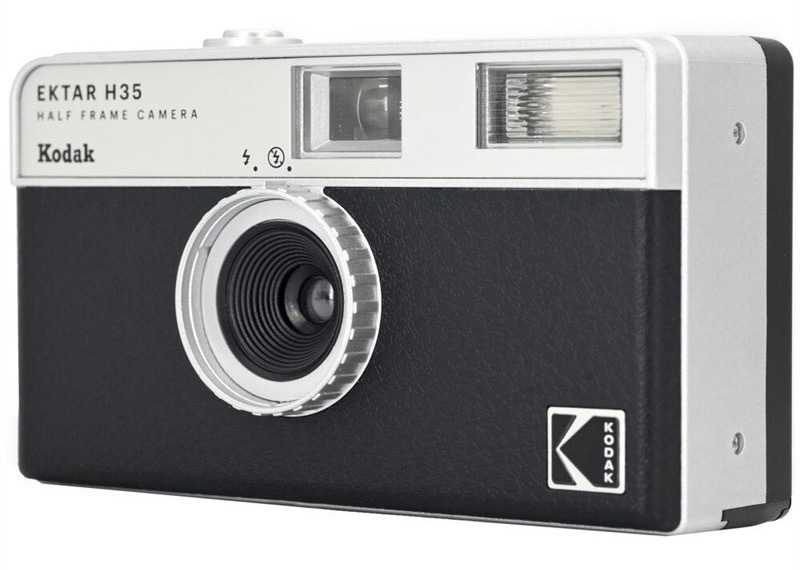 Analógový fotoaparát Kodak so svetelnosťou f/9,5, vstavaný blesk
