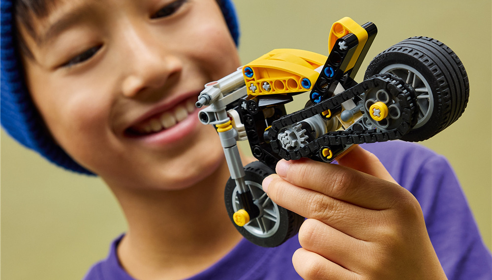 Stavebnica LEGO® Technic 42225 Žlutá motorka Hotový model ponúka vďaka funkčnému riadeniu veľa možností hrania, pretekania a vymýšľania vlastných dobrodružstiev.