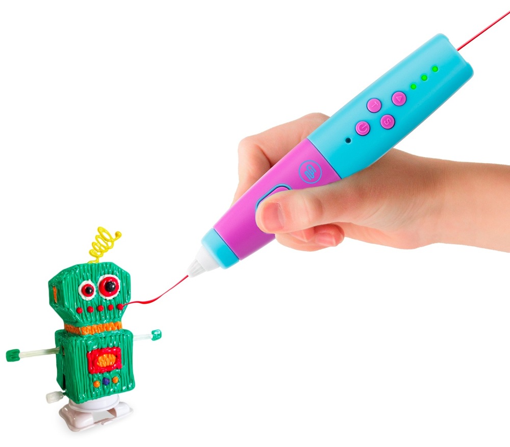 3D pero GoGEN pre 3D tlač BOB A BOBEK modré Detská ruka drží tyrkysovo-ružové 3D pero GoGEN a tvorí s červenou náplňou detaily na zelenom, pohyblivom 3D modeli robota s očami a žltou anténkou