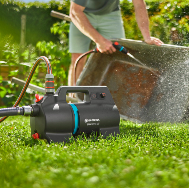 Čerpadlo záhradné Gardena 3000 18V/P4A (s baterií) 14610-20 Záhradné čerpadlo Gardena 3000 18V/P4A pri zalievaní rastlín na záhrade