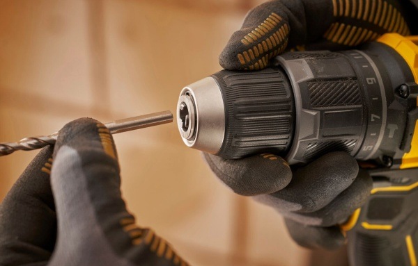 Aku vŕtačka Stanley FatMax SFMCD716D2T-QW (s baterií) Detail skľučovadla príklepovej vŕtačky Stanley FatMax pri vkladaní špirálového vrtáka.