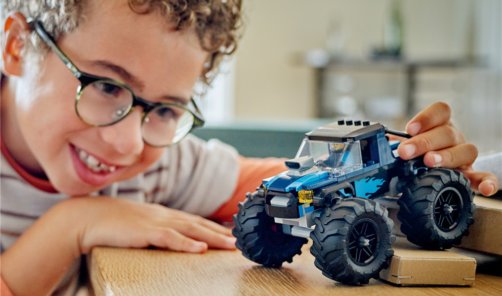 Stavebnica LEGO® City 60402 Modrý monster truck Minifigúrka vodiča umožní deťom po dokončení stavby okamžite vymýšľať vlastné závodné dobrodružstvo.