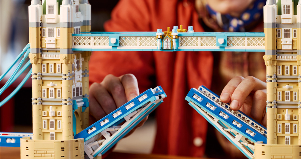 Model Tower Bridge zachytáva dve veže, mostnú konštrukciu, modrú lávku s erbom a ďalšie typické prvky.