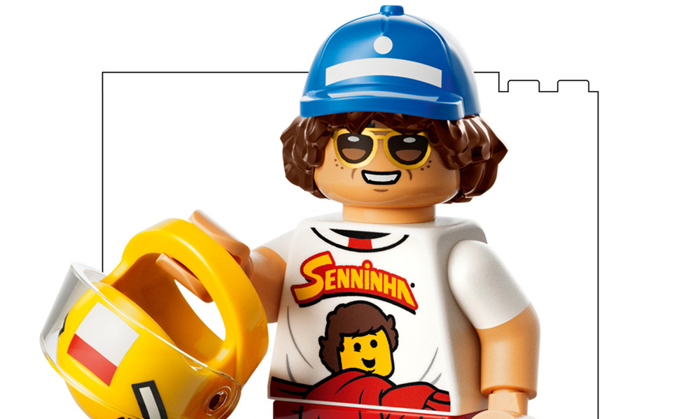 Stavebnica LEGO® Editions 43024 Prilba Ayrton Senna S aplikáciou LEGO Builder môžete helmu pri skladaní otáčať v 3D, kontrolovať postup a prezerať si jej závodné detaily.