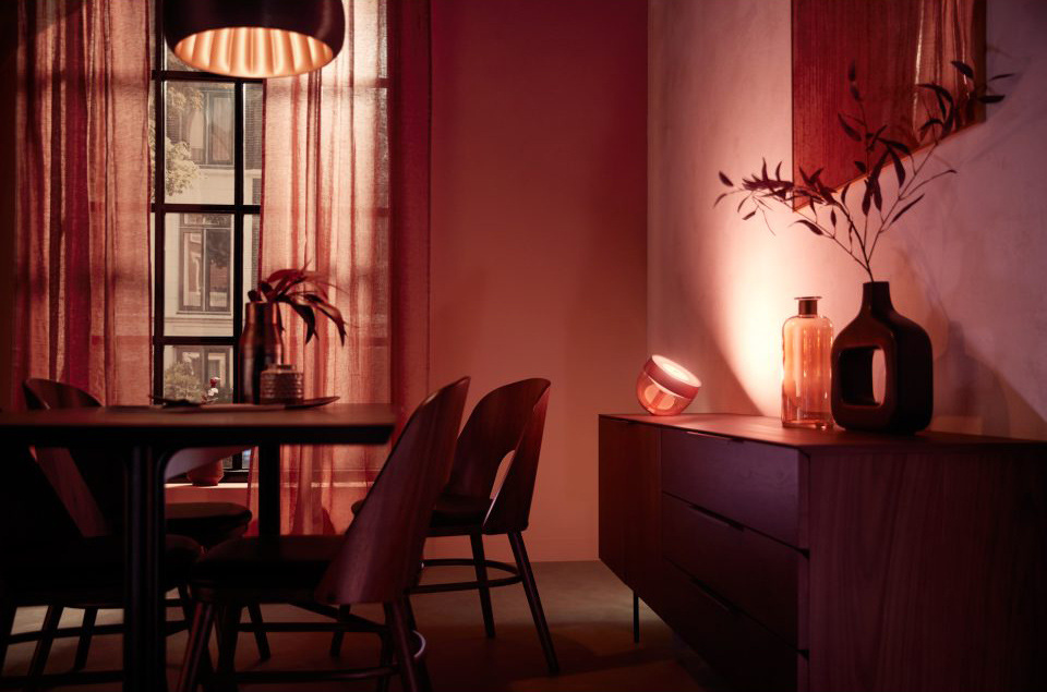 Stolná lampa Philips Hue Iris Gold Special Edition zlatá