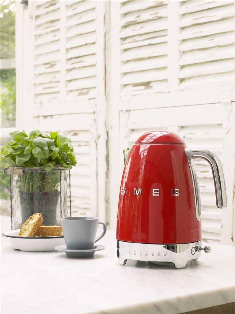 Rýchlovarná kanvica Smeg 50's Retro Style KLF04RDEU červená Rýchlovarná kanvica Smeg 50's Retro Style KLF04RDEU červená