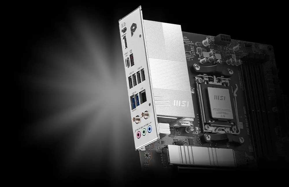 Základná doska MSI PRO B840-P WIFI Strieborná základná doska MSI na tmavom pozadí, na ľavej strane s radom portov USB, HDMI a audio.