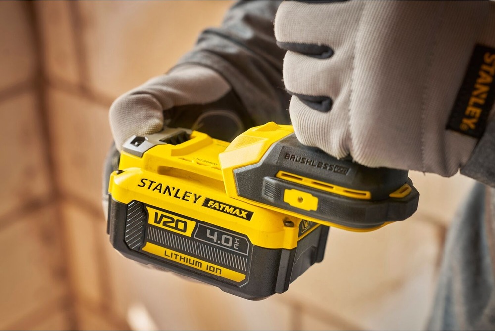 Doťahovák rázový Stanley FatMax SFMCF811D1T-QW (s baterií) Detail nasadzovania batérie na uťahovák Stanley FatMax SFMCF811D1T-QW