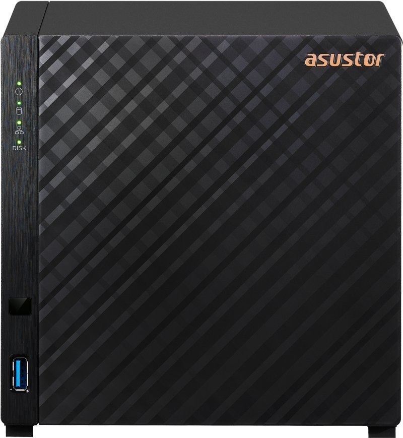Sieťové úložisko Asustor Drivestor 4 Gen2 AS1204T čierne Na obrázku je sieťové úložisko Asustor Drivestor 4 Gen2 AS1204T z čelného pohľadu. Zariadenie má čierne prevedenie a veľký lesklý predný panel s tmavým diagonálnym pruhovaným vzorom. V pravom hornom rohu je logo Asustor. Na ľavej úzkej časti predného panelu sú zelené stavové LED kontrolky pre napájanie, sieť a disky s popisom Disk. Nižšie je malé hranaté tlačidlo av spodnej časti prednej USB-A port s modrým vnútrom. Skriňa stojí na nízkych nôžkach a pôsobí kompaktne, vhodne pre viacdiskové sieťové ukladanie dát.