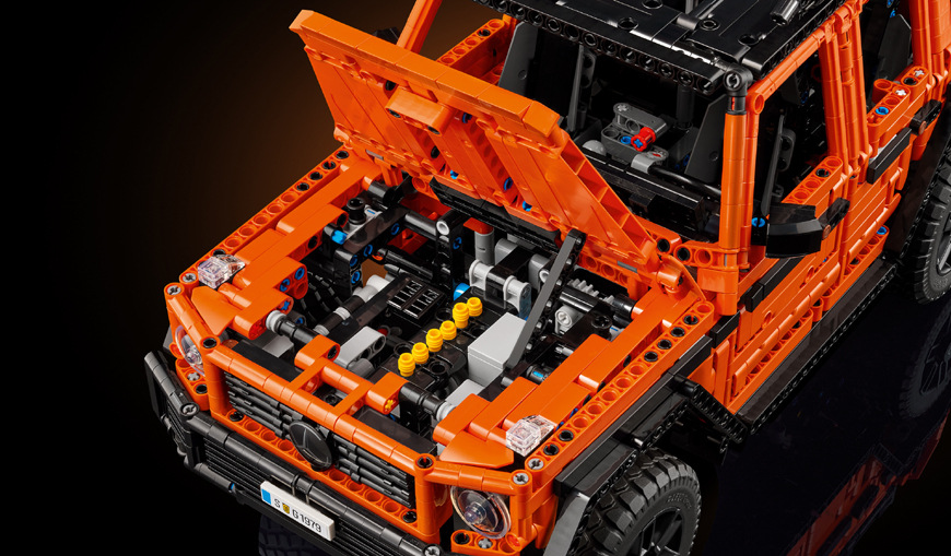 Detailný interiér a expedičná výbava dodávajú modelu realistický vzhľad skutočného off-roadu.