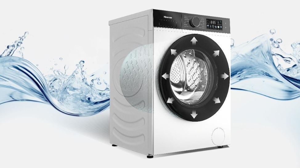 Práčka Hisense WF3I8043BBF čierna práčka Hisense WF3I8043BWF so zameraním na veľký bubon a veľký otvor, ktorým sa pohodlne vkladá bielizeň. Za práčkou sú vlnky.
