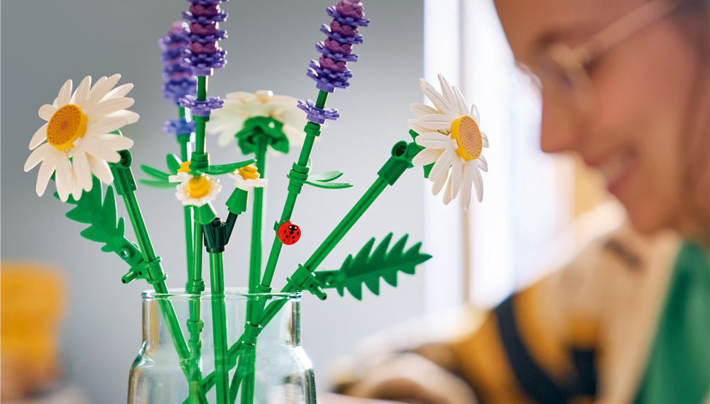 Stavebnica LEGO® Botanicals 11508 Kopretiny Kopretiny môžu byť začiatkom vlastnej botanickej zbierky a vďaka 133 dielikom ponúkajú príjemné tvorenie pre školákov.
