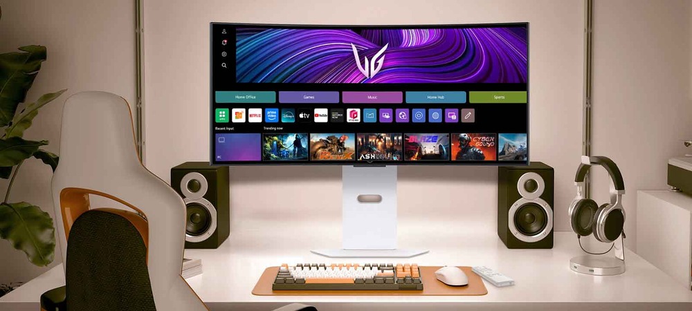 Herný monitor LG UltraGear 34GX90SA-W čierny/biely Moderná herná zostava s veľkým zakriveným monitorom zobrazujúcim živé aplikácie a hry. Elegantná odkladacia plocha pre klávesnicu a myš je umiestnená na stole. Reproduktory a slúchadlá dotvárajú pohlcujúcu atmosféru.