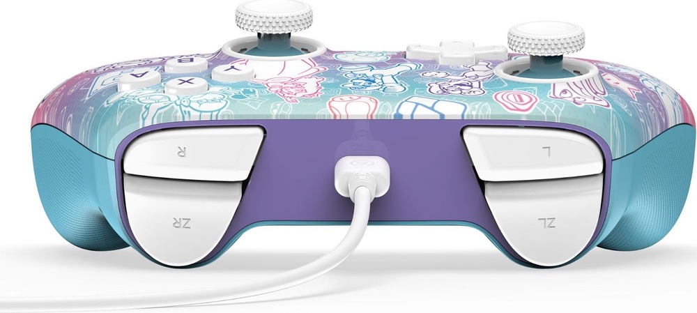 Gamepad PowerA Advantage - Nintendo Switch 2 - Super Mario, Mushroom Kingdom biely Na obrázku je čierny drôtový gamepad PowerA Advantage pre Nintendo Switch 2 z pohľadu na hornú zadnú časť. Uprostred je pripojený kábel, po stranách sú dobre vidieť horné tlačidlá a spúšte L, R, ZL a ZR. Rukoväte majú jemne textúrovaný povrch pre pevnejší úchop. V hornej časti snímky sú čiastočne vidieť aj analógové páčky, smerový kríž a tlačidlá A, B, X a Y.