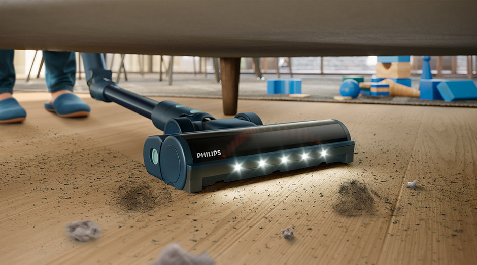 HubicaTriActive Multi LED vysáva nečistoty ako je prach a chlpy pod nábytkom
