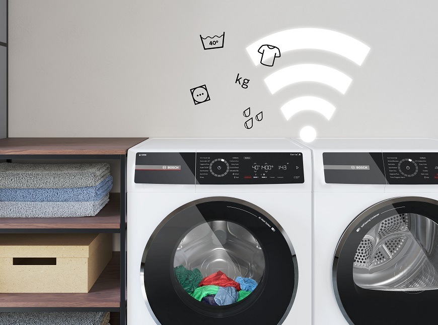 Práčka so sušičkou Bosch Serie 8 a znázornená možnosť prepojenia spotrebičov pomocou Wi-Fi