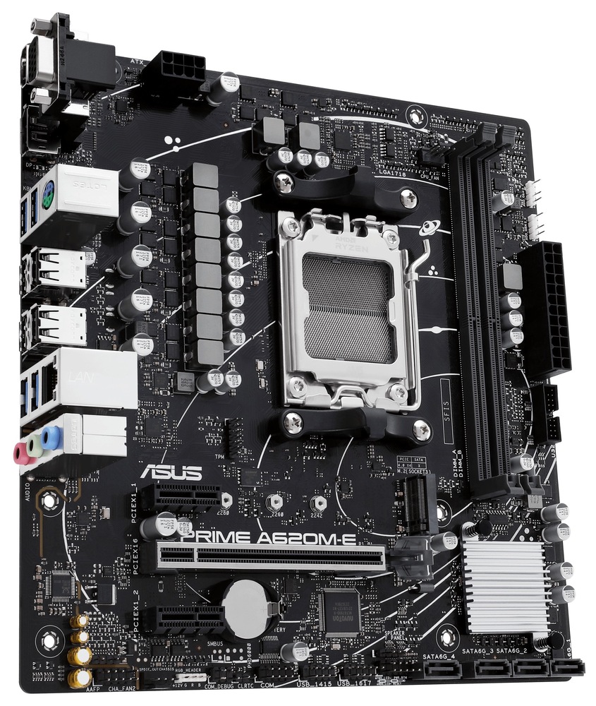 Základná doska Asus PRIME A620M-E-CSM Pohľad na dosku zhora. Sú zachytené dva sloty pre RAM, chladič av centre slot pre CPU. Čiastočne sú vidieť aj porty na pripojenie externých zariadení.