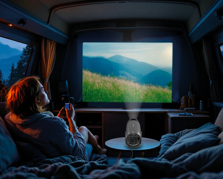Projektor Philips NeoPix 150 premietajúci film na veľkú plochu pri cestovaní v obytnom vozidle
