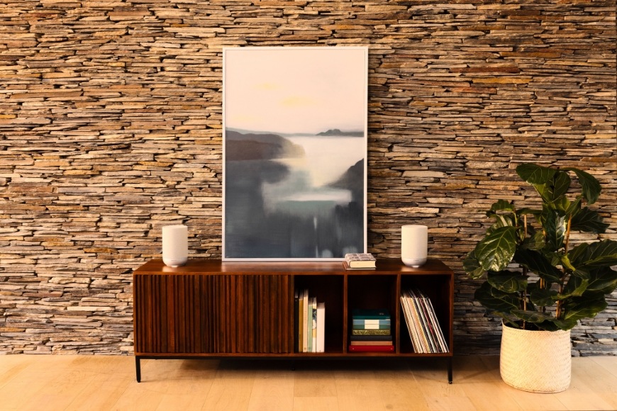 Reproduktor Denon Home 200 strieborný Zátišie s obrazom a dvoma reproduktormi Denon Home 200, ktoré sa chvália výbornou akustikou