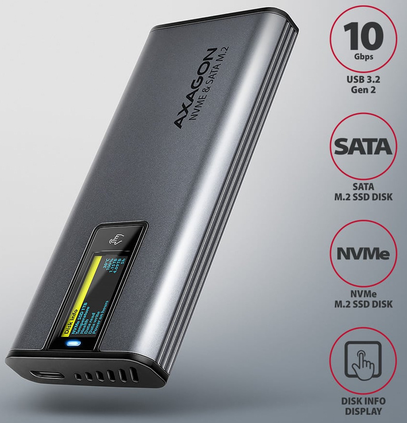 Na obrázku je externý box AXAGON pre NVMe a SATA M.2 SSD v kovovo šedom prevedení, zachytený šikmo spredu. Má podlhovasté telo so zaoblenými hranami, na spodnej strane USB-C konektor a vetracie otvory. Na čelnej ploche je malý farebný displej so stavovými údajmi o disku a nad ním dotykové tlačidlo. Vpravo sú informačné ikony, ktoré zdôrazňujú podporu USB 3.2 Gen 2 s rýchlosťou 10 Gb/s, kompatibilitu so SATA aj NVMe M.2 SSD a funkciu zobrazenia informácií o disku.