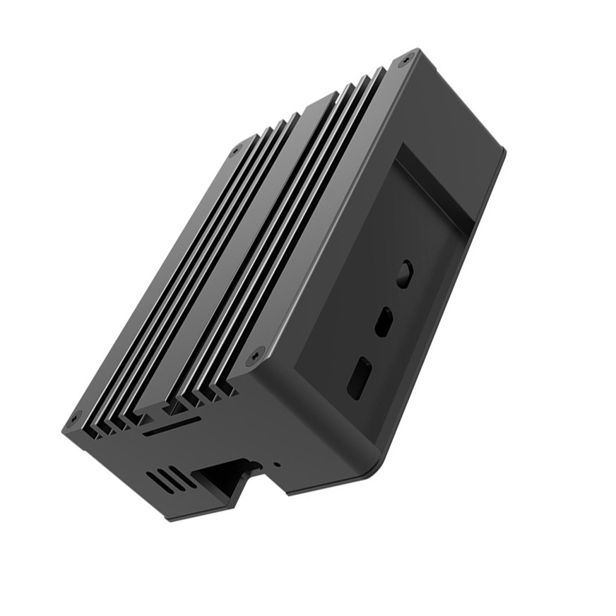 Na fotografii je čierne hliníkové puzdro AKASA Pi 5 Pro pre Raspberry Pi 5, navrhnuté ako pasívny chladič s výraznými rebrami na odvod tepla. Telo má kompaktné, hranaté prevedenie a na bočnej strane sú vidieť výrezy/otvory pre konektory a ovládacie prvky.