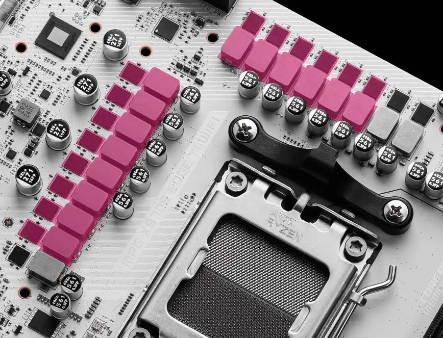 Základná doska MSI MPG X870E EDGE TI WIFI Detail počítačovej základnej dosky s päticou pre procesor obklopenou radmi kondenzátorov a ružovými chladičmi.