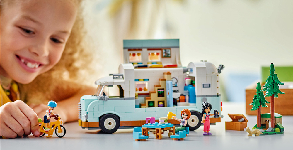 Stavebnica LEGO® Friends 42663 Dobrodružstvo s karavanom priateľstva Tri minibábiky a fretka inšpirujú deti k vymýšľaniu príbehov o priateľstve, cestovaní a objavovaní prírody.